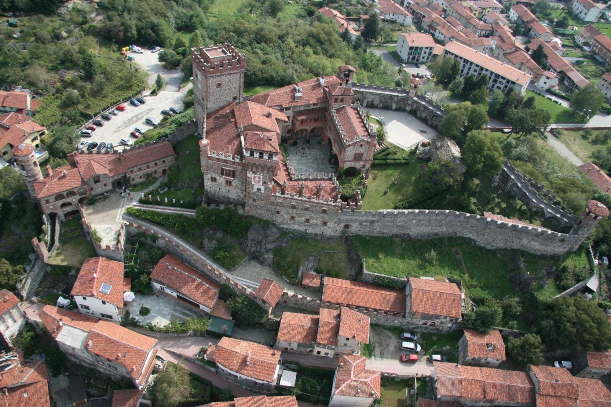 Castello Di Pavone Hotel Pavone Canavese Exterior photo