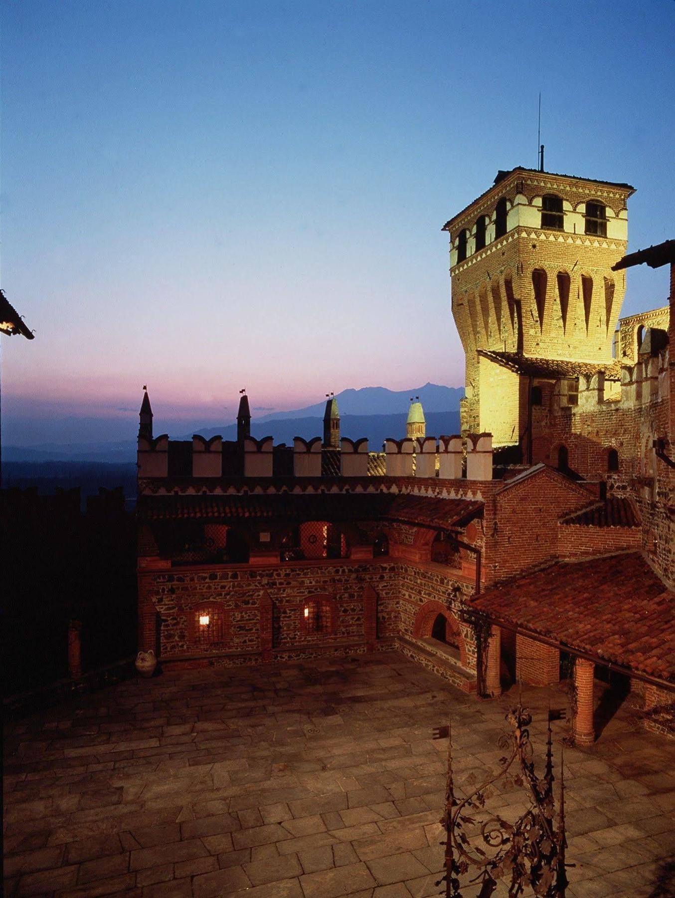 Castello Di Pavone Hotel Pavone Canavese Exterior photo