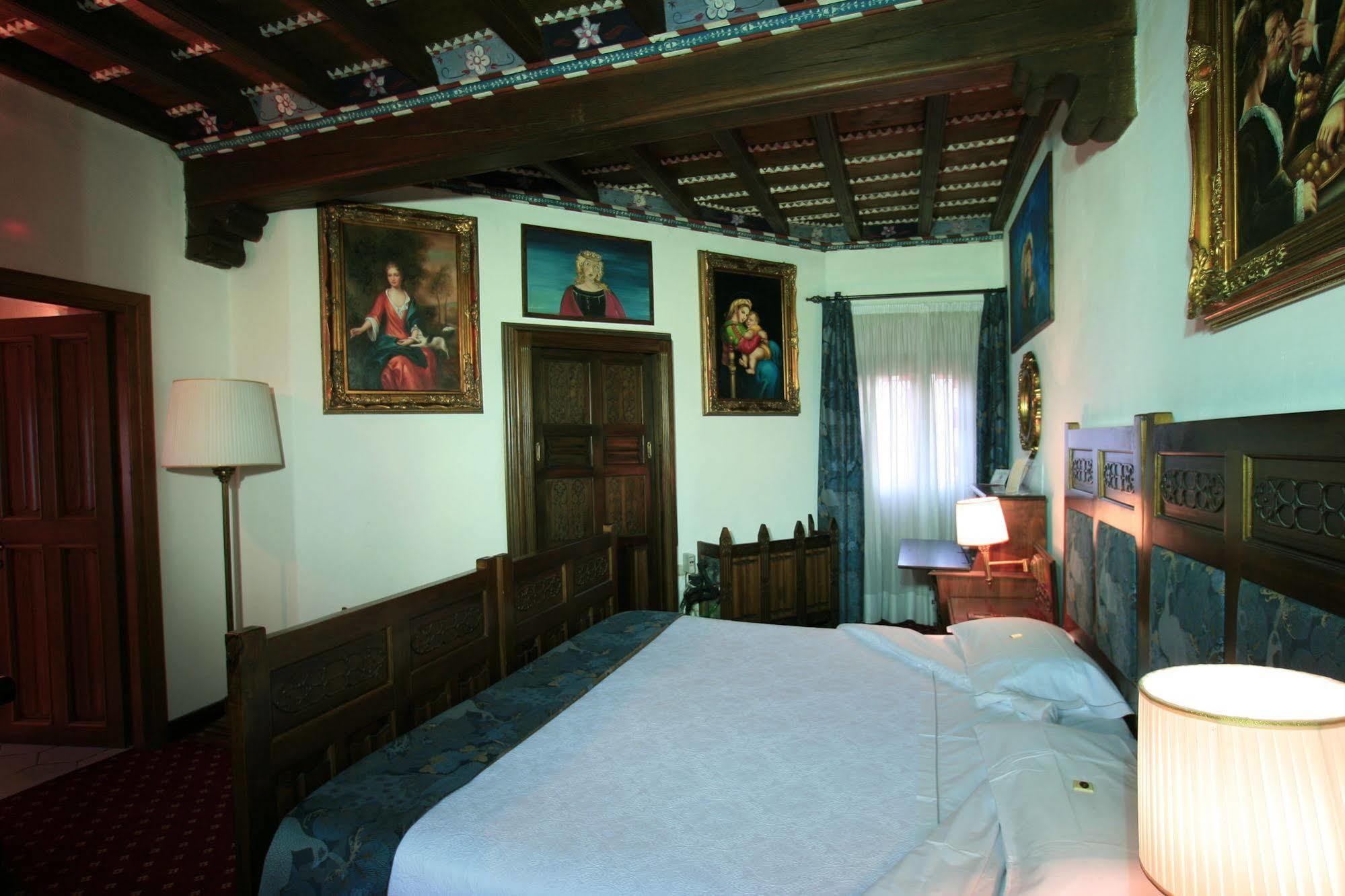 Castello Di Pavone Hotel Pavone Canavese Exterior photo
